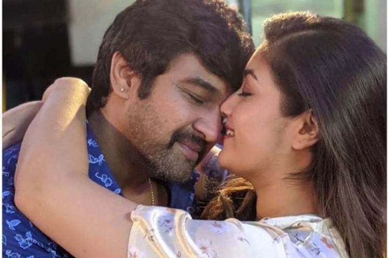 ஒவ்வொரு நிமிடமும், ஒவ்வொரு நாளும் உங்களை தொட முடியாத போது என் இதயம் வேதனையில் மூழ்குகிறது. மெதுவாகவும், வலியோடும் செல்கிறது ஆயிரம் இறப்புகளை போல