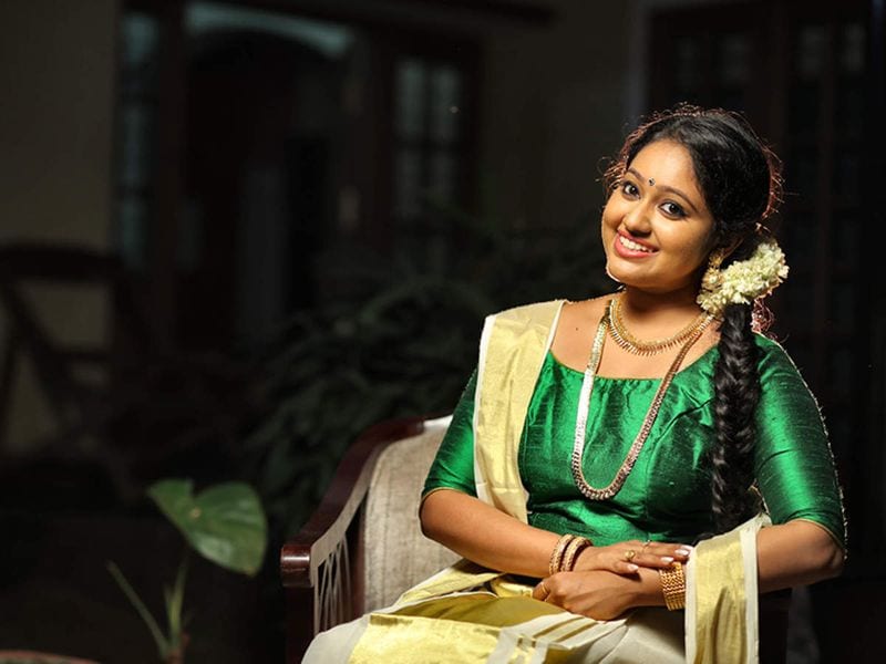 விஜய் டிவியில் ஒளிபரப்பான, 'அவளும் நானும்' சீரியல் மூலம் தமிழ் ரசிகர்கள் மத்தியில் மிகவும் பிரபலமானவர், நடிகை மேக்னா வின்செண்ட். தமிழில் பிரபு சாலமன் இயக்கிய கயல் படத்தில் நடித்துள்ளார். மலையாள நடிகையான மேக்னா, மாடலாகவும் பிரபலமானவர். அதே போல் மலையாலயாளத்திலும் பல படங்களில் நடித்துள்ளார்.மேலும் தெய்வம் தந்த வீடு, பொன்மகள் வந்தாள் ஆகிய சீரியல்களிலும் நடித்துள்ளார்.