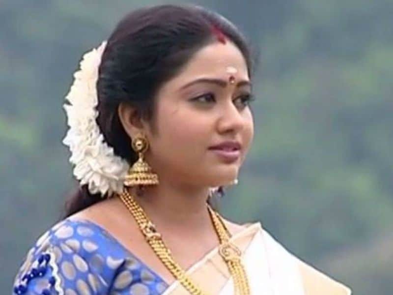 இதுநாள் வரை தன்னுடைய கணவரை ஏன் விவாகரத்து செய்தேன் என கூறாமல் இருந்த மேக்னா தற்போது முதல் முறையாக விவாகரத்து குறித்து சில வார்த்தைகள் பேசியுள்ளார். 