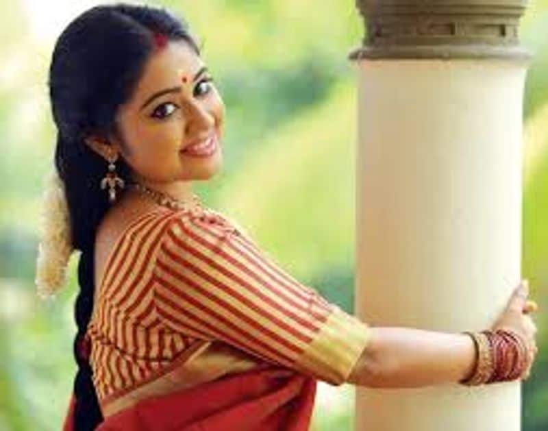 இது குறித்து அவர் கூறியுள்ளதாவது, தன்னுடைய விவாகரத்து குறித்து பேசி, தன்னை தானே உணர்ச்சிவச படுத்திக்கொள்ள நினைக்கவில்லை. அதனால் இது குறித்து பேசுவதை தவிர்த்துவிடுவதாக தெரிவித்துள்ளார். இதில் இருந்த மேக்னா அவருடைய திருமண வாழ்க்கையில் எந்த அளவிற்கு விரத்தியில் உள்ளார் என்பது தெரிகிறது என இவருடைய ரசிகர்கள் கூறிவருகிறார்கள்.