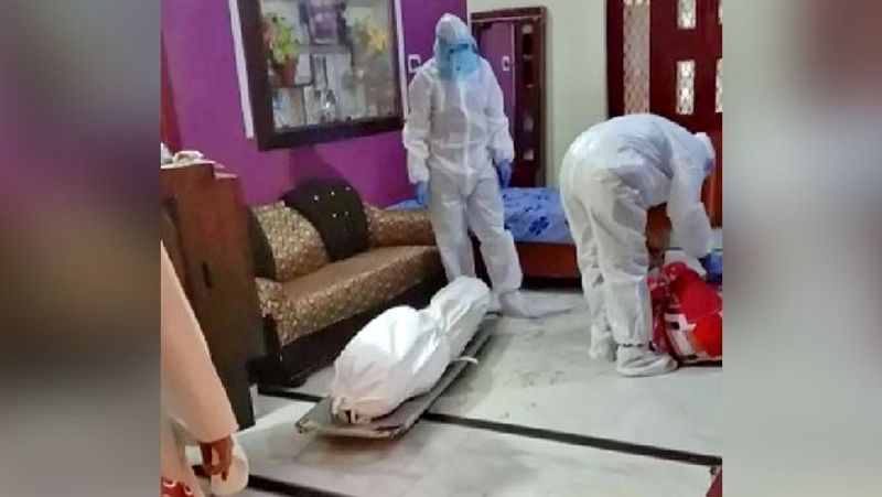 बता दें कि मृतक ने मरने से पहले अपने परिवार वालों को एक मैसेज भेजा था। जिसमें लिखा था कि 'अंतिम संस्कार के समय सभी लोग उससे 10 फीट की दूरी पर रहें'। (प्रतीकात्मक फोटो)