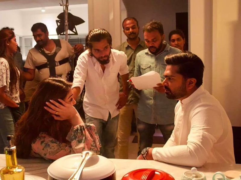 மஹா ஷூட்டிங்கின் போது ஹன்சிகா, சிம்புவை ஒன்றாக அமர வைத்து இயக்குநர் சீனை எக்ஸ்பிளைன் செய்து கொண்டி சிம்புவோ வைத்து கண் வாங்காமல் ஹன்சிகா அழகை ரசித்துக்கொண்டிருக்கிறார். அந்த போட்டோவை பார்க்கும் போது என்ன இப்படி பார்க்குறார் என ஹன்சிகா நொந்து போவது போல் தலைமேல் கைவைத்து அமர்ந்திருக்கிறார். 