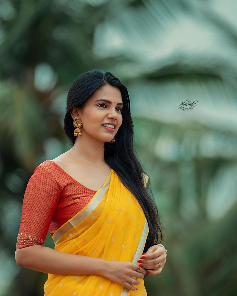 வெக்கப்பட்டு சிரிக்கும் ஷாதிக க்யூட் போஸ் 