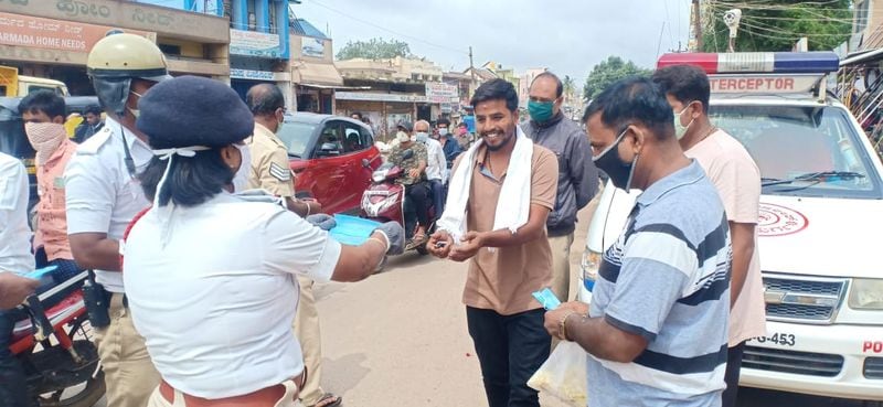 ವಾಹನ ಸವಾರರು ಕಡ್ಡಾಯವಾಗಿ ಮಾಸ್ಕ್ ಧರಿಸಬೇಕು ಎಂದು ತಾಕೀತು.