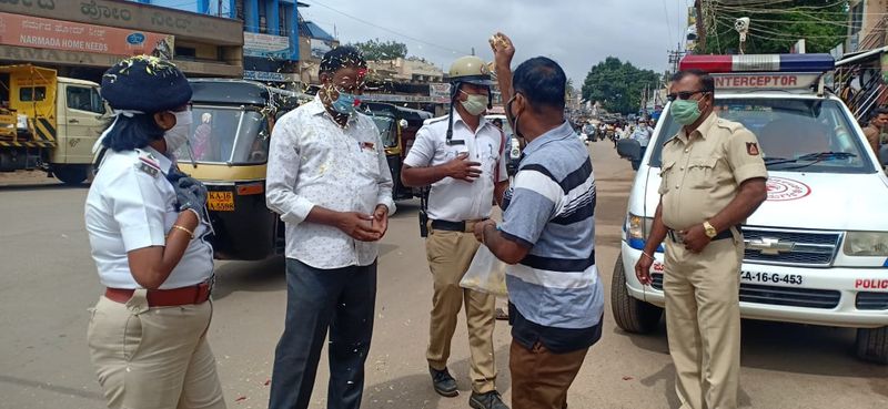 ಮಾಸ್ಕ್ ನೀಡಿ ಜನರ ಮೇಲೆ ಹೂ ಮಳೆ ಸುರಿಸಿದ ಪೊಲೀಸರು.