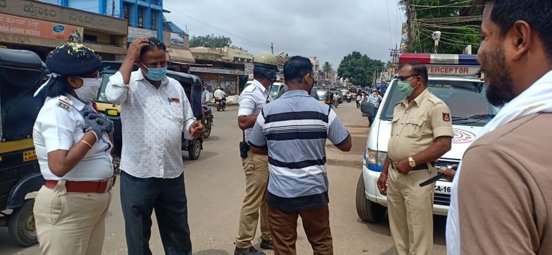 ಪ್ರತಿಯೊಬ್ಬರು ಮಾಸ್ಕ್ ಧರಿಸುವಂತೆ ವಿನೂತನ ಜಾಗೃತಿ ಮೂಡಿಸಿದ ಟ್ರಾಫಿಕ್