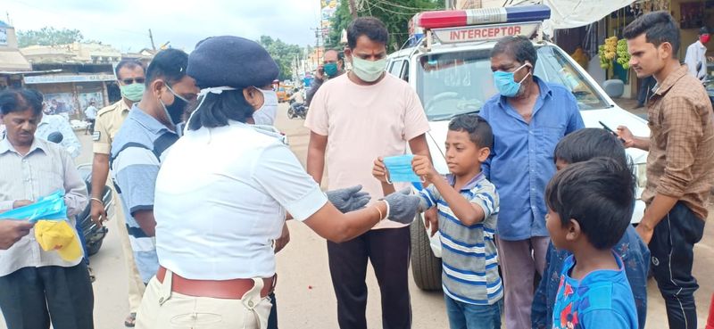 ರಸ್ತೆಯಲ್ಲಿ ಮಾಸ್ಕ್ ಧರಿಸದೇ ಓಡಾಡ್ತಿದ್ದ ಪುಟ್ಟ ಮಕ್ಕಳಿಗೂ ಮಾಸ್ಕ್ ನೀಡಿದ ಇನ್ಸ್ಪೆಕ್ಟರ್ ರೇವತಿ