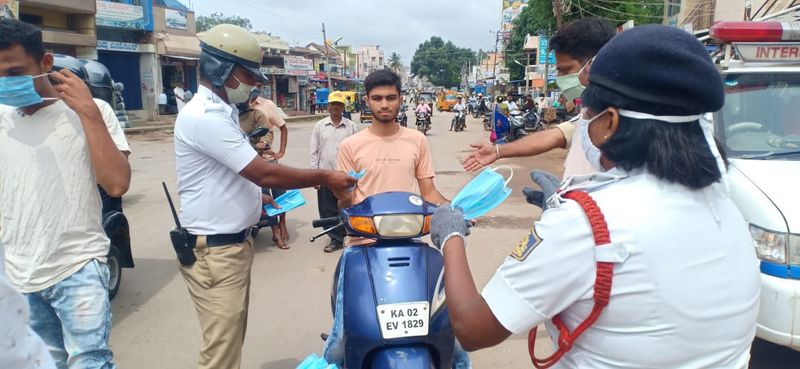 ಮಾಸ್ಕ್ ವಿತರಣೆ