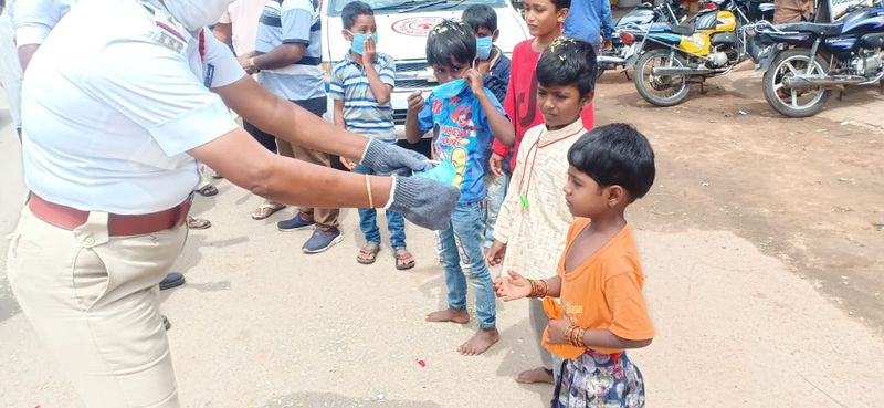 ಸಾಮಾಜಿಕ ಅಂತರ ಕಾಯ್ದುಕೊಳ್ಳುವುದುನಮ್ಮ ಜವಾಬ್ದಾರಿ