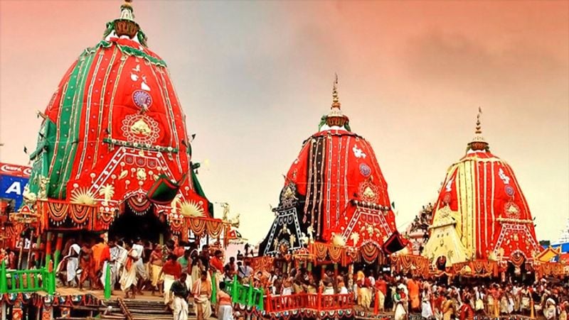  এবার মাসির বাড়িতে রথে চেপে নয় বরং গাড়িতে করে পুলিশের নিরাপত্তার ঘেরাটোপে তিন দেবদেবীকে নিয়ে যাওয়া হবে গুরুসদয় দত্ত রোডের মন্দিরে। সেখানেই উল্টোরথ অবধি বিরাজ করবেন জগন্নাথ, বলরাম, ও সুভদ্রা।