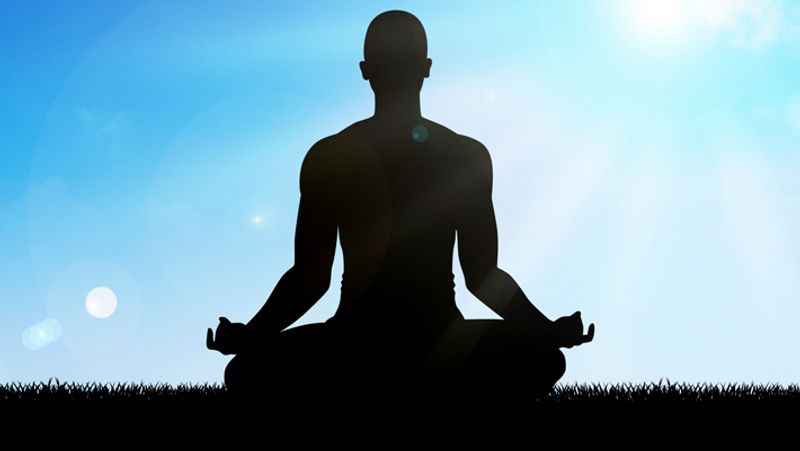 1. मन ही मन अपने ईष्टदेव (जिसे आप सबसे ज्यादा पूजते हैं) का ध्यान करें।
