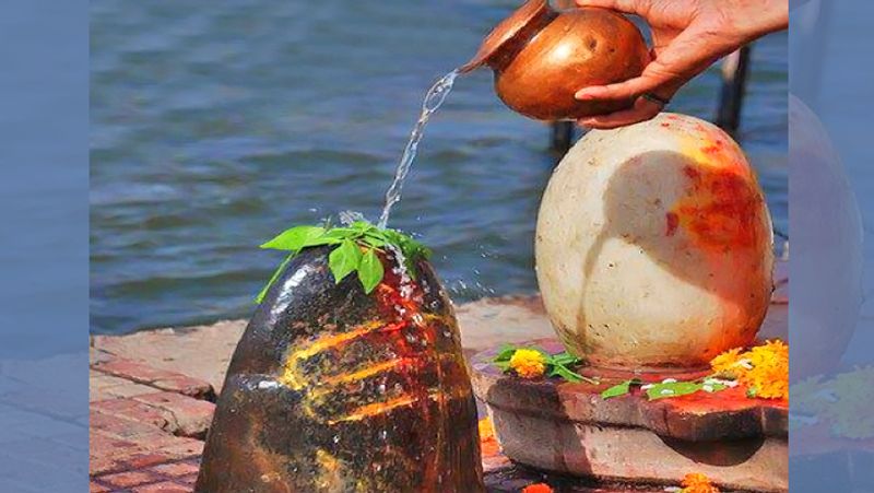 4. ग्रहण शुरू होने से पहले शिवलिंग पर सफेद चंदन चढ़ाएं और समाप्त होने के बाद साफ पानी से शिवलिंग का अभिषेक कर पूजा करें।
