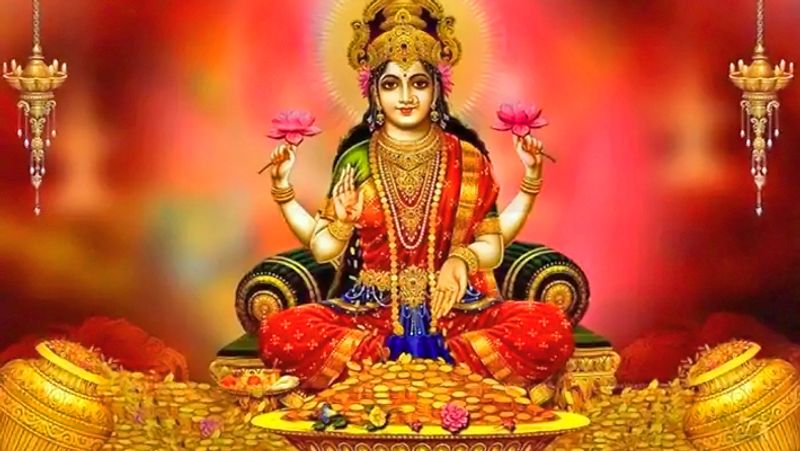 7. धन लाभ के लिए राशि अनुसार लक्ष्मी मंत्रों का जाप करें। इससे देवी लक्ष्मी की कृपा आप पर बनी रहेगी।
