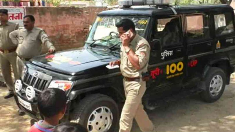 विषाक्त पदार्थ खाने के बाद किशोरियों के घबराए प्रेमी घर से फरार हो गए हैं। घटना पूरे इलाके में चर्चा का विषय बनी हुई है।