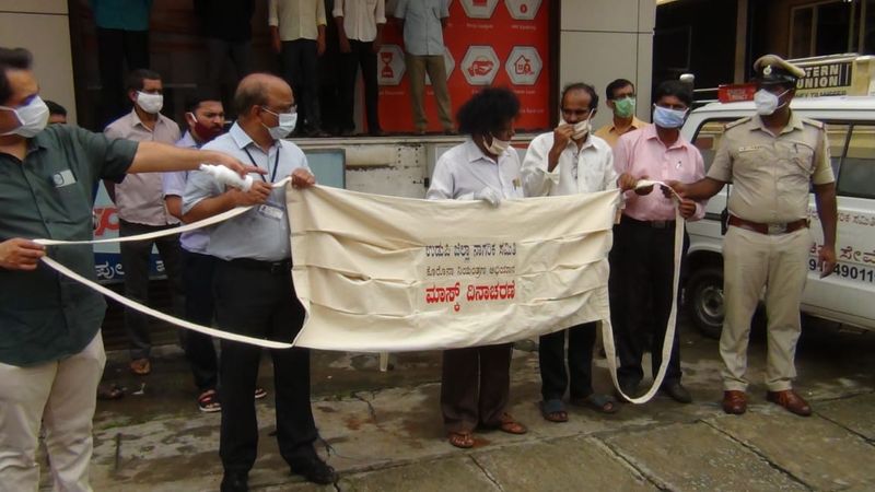 ಉಡುಪಿ ಜಿಲ್ಲಾ ನಾಗರಿಕ ಸಮಿತಿ ಟ್ರಸ್ಟ್ ವತಿಯಿಂದ ಕೊರೊನಾ ನಿಯಂತ್ರಣದಂಗವಾಗಿ ನಡೆದ ಮಾಸ್ಕ್ ದಿನಾಚರಣೆ ಕಾರ್ಯಕ್ರಮದಲ್ಲಿ ಬೃಹತ್ ಗಾತ್ರದ ಮಾಸ್ಕ್ ಪ್ರದರ್ಶಿಸಲಾಯಿತು.
