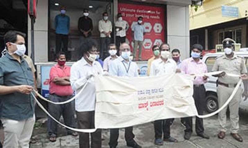 ಸಾರ್ವಜನಿಕರು ಕಡ್ಡಾಯವಾಗಿ ಮಾಸ್ಕ್ ಧರಿಸುವಂತೆ ಜಾಗೃತಿ ಮೂಡಿಸಲಾಯಿತು.
