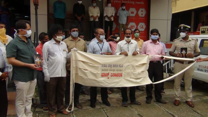 ಕೊರೊನಾ ಸೋಂಕು ಸಮುದಾಯಕ್ಕೆ ಹರಡದಂತೆ ಸಾಮಾಜಿಕ ಅಂತರ, ಮಾಸ್ಕ್ ಬಳಕೆ ಅನಿವಾರ್ಯ. ಆದ್ದರಿಂದ ಪ್ರತಿಯೊಬ್ಬರೂ ತಮ್ಮ ಮತ್ತು ಇತರ ಆರೋಗ್ಯ ದೃಷ್ಟೀಿಯಿಂದ ಸಾರ್ವಜನಿಕ ಸ್ಥಳಗಳಲ್ಲಿ ಮಾಸ್ಕ್ ಬಳಕೆಯನ್ನು ಕಡ್ಡಾಯವಾಗಿ ಮಾಡಬೇಕು ಎಂದು ಹೇಳಿದರು.