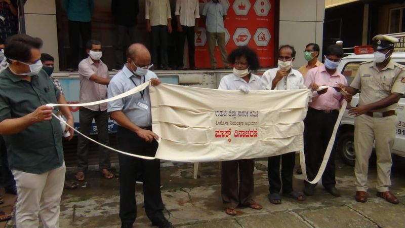6 ಅಡಿ ಉದ್ದ ಮತ್ತು 5 ಅಡಿ ಅಗಲದ ಹತ್ತಿಬಟ್ಟೆಯ ಮಾಸ್ಕ್ ಪ್ರದರ್ಶನಕ್ಕೆ ಚಾಲನೆ ನೀಡಿದರು.