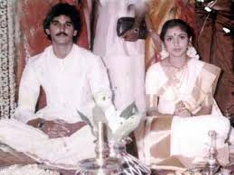 சுரேஷ் சந்திரா மேனன் மற்றும் ரேவதி 1986இல் காதலித்து திருமணம் செய்து கொண்டார்கள் 2002இல் இருந்து பிரிந்து வாழ்ந்தனர் சட்ட பூர்வமான 2013இல் விவாகரத்து பெற்றன 