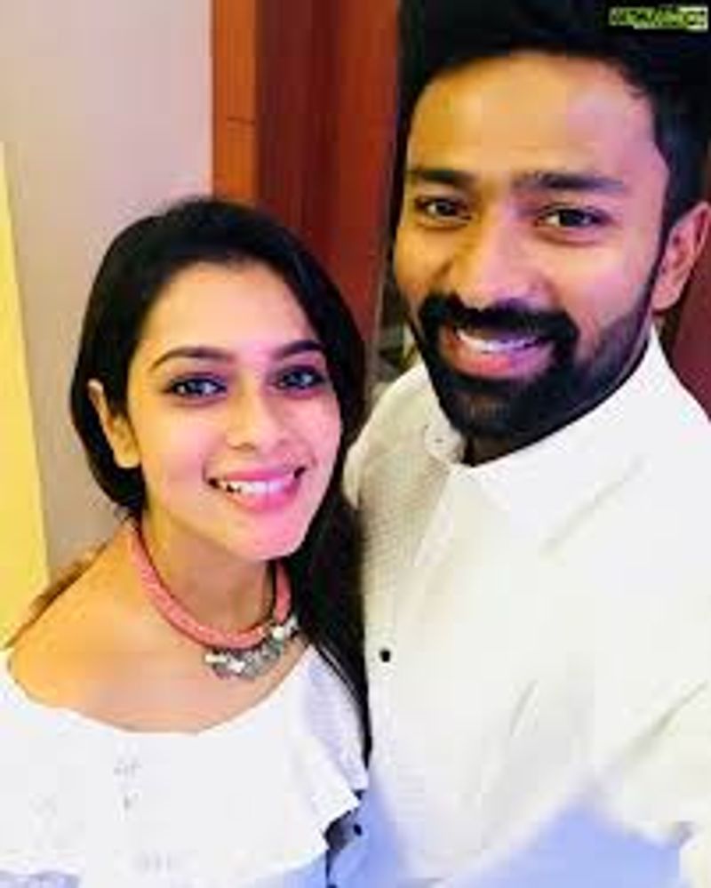 நடிகர் சாந்தனுவின் மனைவி கீர்த்தி 