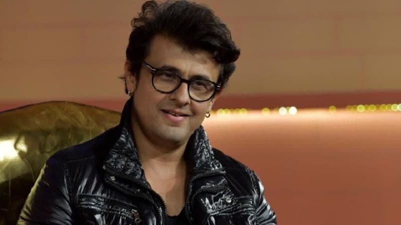 সঙ্গীত জগতের রাজনীতি নিয়েই বিস্ফোরক মন্তব্য করেছেন বলিউডের বিখ্যাত গায়ক সোনু নিগম।শুধুমাত্র অভিনয় জগতেই নয়, বরং মিউজিক ইন্ডাস্ট্রিতেও রাজনীতিটা আরও জটিল। সোনুর মতে, মিউজিক ইন্ডাস্ট্রিতে আর ও বড় ধরণের মাফিয়ারাজ চলে।