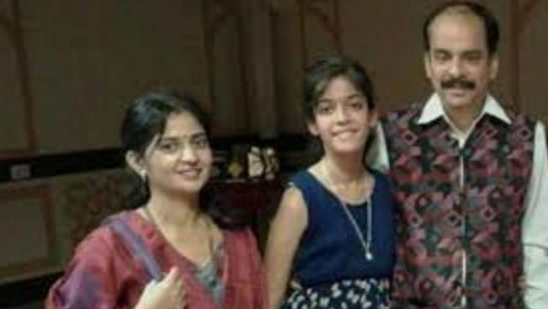 यह तस्वीर अहमदाबाद के एक परिवार की है। इस फैमिली के पिता और बेटी ने सुसाइड कर लिया। वहीं, मुखिया के भाई ने भी अपने दो बच्चों की हत्या के बाद सुसाइड कर लिया। दोनों भाई कपड़े की दुकान पर काम करते थे। माना जा रहा है कि दोनों भाई आर्थिक तंगी से गुजर रहे थे। आगे पढ़िए इसी घटना के बारे में..