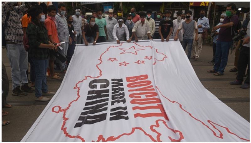 ये निकला नतीजा
जब इनकी तस्वीरें वायरल हुईं तो चीन के सरकारी मीडिया ने अपने देश में ‘Boycott Chinese Products’, ‘Boycott China’, ‘Spit On China’ और ‘Hate China’ स्लोगन लिखे इन प्रॉडक्ट्स के निर्माण की बात से इनकार कर दिया चीन के बहिष्कार के ये सभी प्रॉडक्ट चीन में नहीं बने हैं। इसके अलावा पूरे देश में चीन के विरोध में काफी विरोध प्रदर्शन हुए हैं। 