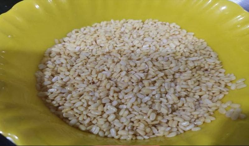 इसके बाद मूंग दाल में पानी डालकर तीन से चार घंटे के लिए भिगो दें। 