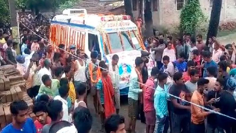 इसके बाद अंतिम यात्रा निकाली गई। अंतिम यात्रा में हजारों की संख्या में लोग शामिल हुए। लोगों ने भारत माता की जय और शहीद जय किशोर अमर रहे के नारे लगाए। गंगा नदी के तट पर स्थित महनार के हसनपुर घाट पर राजकीय सम्मान के साथ शहीद जय किशोर सिंह का अंतिम संस्कार किया गया। 