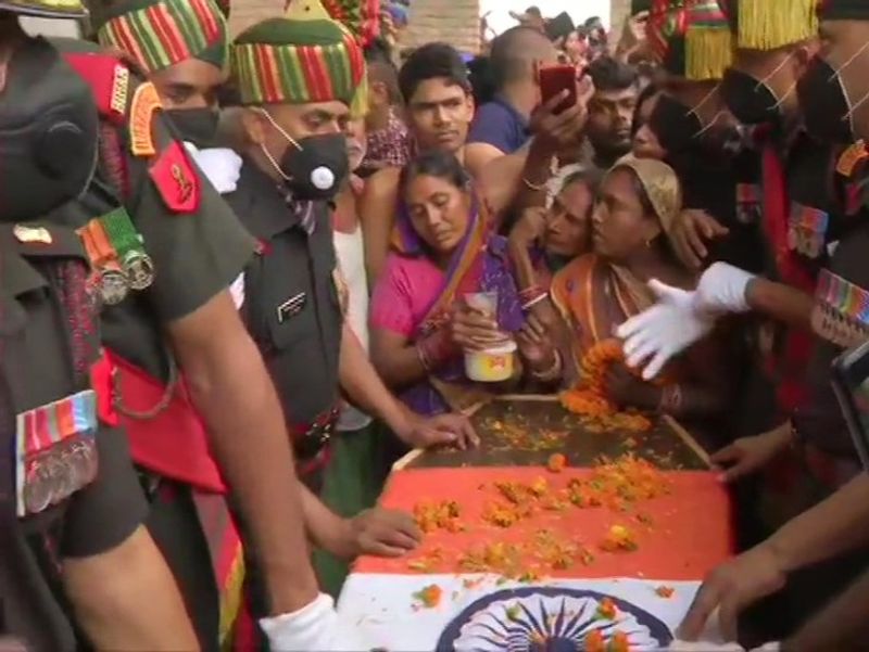 शुक्रवार सुबह शहीद चंदन कुमार का पार्थिव शरीर भोजपुर जिले के जगदीशपुर के ज्ञानपुरा गांव स्थित उनके पैतृक आवास पर पहुंचा। शहीद के अंतिम दर्शन के लिए हजारों की संख्या में लोग जुटे। जैसे ही पार्थिव शरीर गांव आया लोगों ने शहीद चंदन कुमार अमर रहे के नारे लगाए। परिजनों ने शहीद को श्रद्धांजलि दी। इसके बाद अंतिम यात्रा निकाली गई। गांव से होकर बहने वाली बनास नदी के तट पर राजकीय सम्मान के साथ शहीद का अंतिम संस्कार किया गया।
