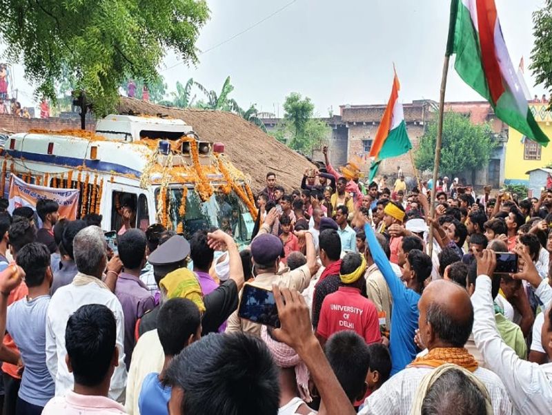 वीर सपूत कुंदन कुमार का पार्थिव शरीर गुरुवार देर रात सहरसा जिले के सतरकटैया स्थित उनके पैतृक आवास पर लाया गया। शहीद कुंदन कुमार के पार्थिव शरीर को देख लोगों ने भारत माता की जय और शहीद कुंदन अमर रहे के नारे लगाए। परिजनों ने शहीद को अंतिम विदाई दी। इसके बाद अंतिम यात्रा निकाल गई। हजारों की संख्या में लोग अंतिम यात्रा में शामिल हुए।

