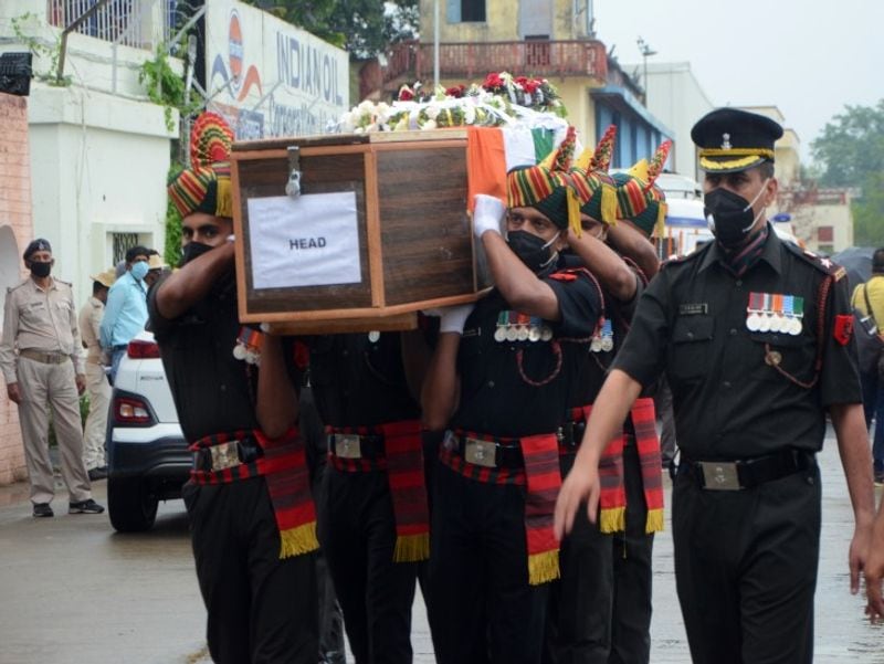 समस्तीपुर जिले के सुलतानपुर निवासी सुधीर कुमार सिंह के बेटे अमन कुमार सिंह गलवान घाटी में शहीद हो गए थे। शुक्रवार सुबह शहीद का पार्थिव शरीर समस्तीपुर लाया गया। जैसे ही पार्थिव शरीर गांव पहुंचा लोग भारत माता की जय और शहीद अमन अमर रहे के नारे लगाने लगे। शहीद के अंतिम दर्शन के लिए हजारों की संख्या में लोग जमा हुए। परिजनों ने अपने सपूत को अंतिम विदाई दी।