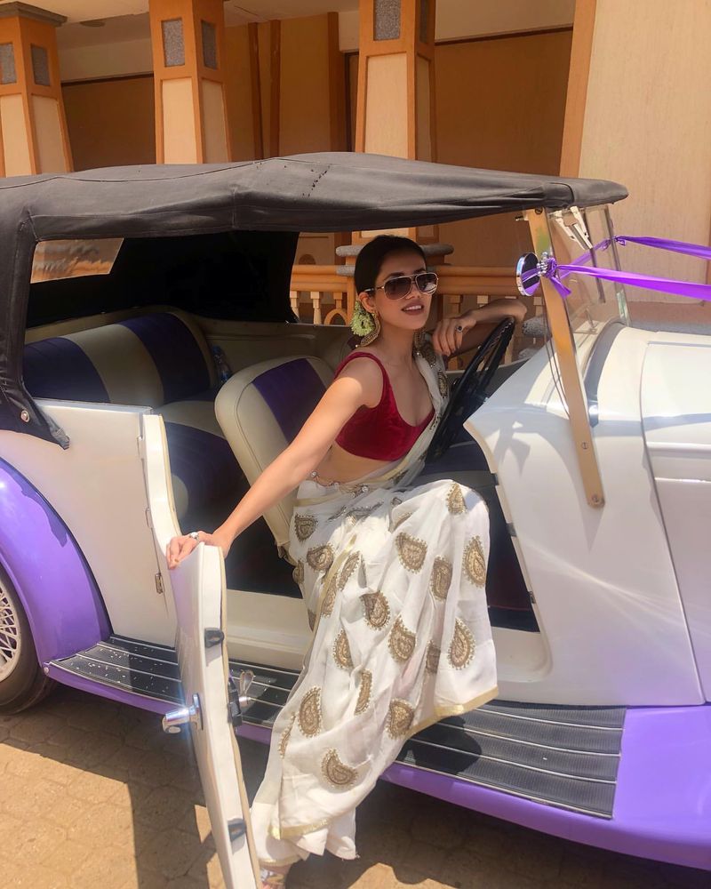 Bollywood Heroine Sonnalli Seygall (Sonali) Hot Photos
