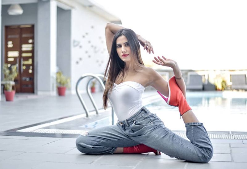 Bollywood Heroine Sonnalli Seygall (Sonali) Hot Photos