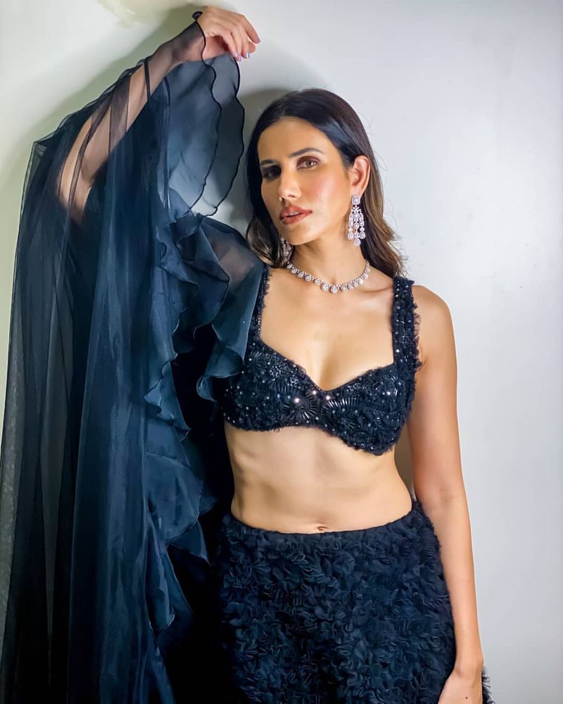 Bollywood Heroine Sonnalli Seygall (Sonali) Hot Photos