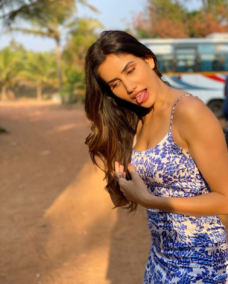 Bollywood Heroine Sonnalli Seygall (Sonali) Hot Photos