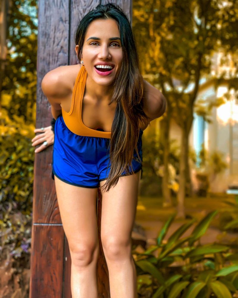 Bollywood Heroine Sonnalli Seygall (Sonali) Hot Photos