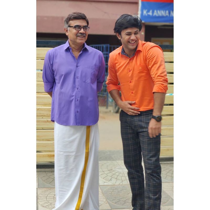 அத்துடன் தலைவாசல் விஜய்யுடன் இருக்கும் மற்றொரு போட்டோவையும் ஷேர் செய்துள்ளார். இந்த தொடரில் முக்கியமான கதாபாத்திரத்தில் தலைவாசல் விஜய், ரேவதி நடித்து வருகின்றனர். 