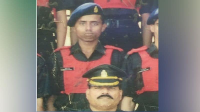 दीपक के पिता गजराज सिंह ने बताया कि दीपक का बड़ा भाई प्रकाश सिंह भी सेना में है। उसी से प्रेरित होकर दीपक ने आर्मी ज्वाइन की थी। पिता की आंखों में आंसू थे, लेकिन यह भी कहा कि उन्हें अपने बेटे पर गर्व है।