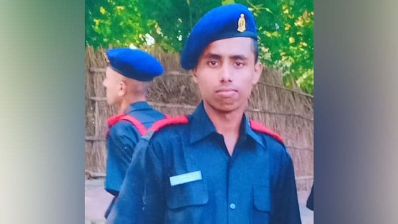 दीपक के शहीद होने की सूचना बिहार रेजीमेंट ने एसपी रीवा को दी। इसके बाद पुलिस कंट्रोल रूम के जरिये इसकी खबर दीपक के घरवालों को दी गई। (अपने साथी के साथ दीपक)