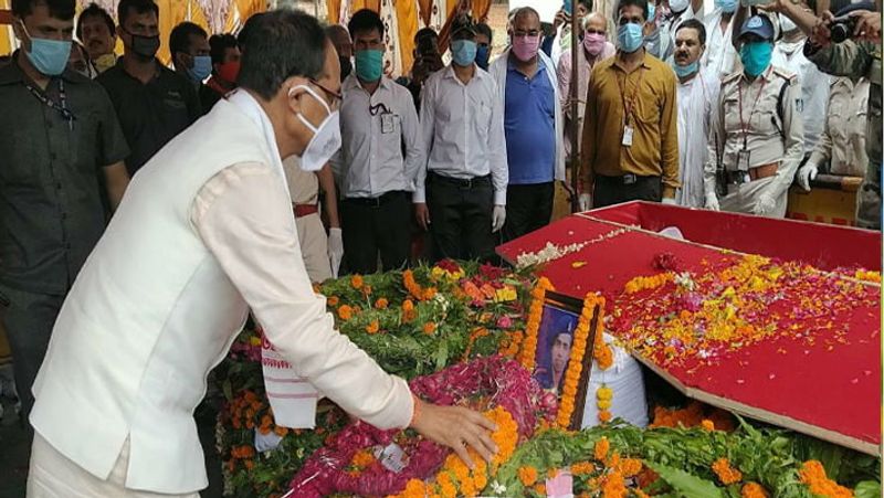  मुख्यमंत्री ने ऐलान किया कि शहीद की स्मृति में गांव में उनकी प्रतिमा लगाई जाएगी। एक सड़क का नाम उन पर किया जाएगा। आगे पढ़िए वीर की कहानी..