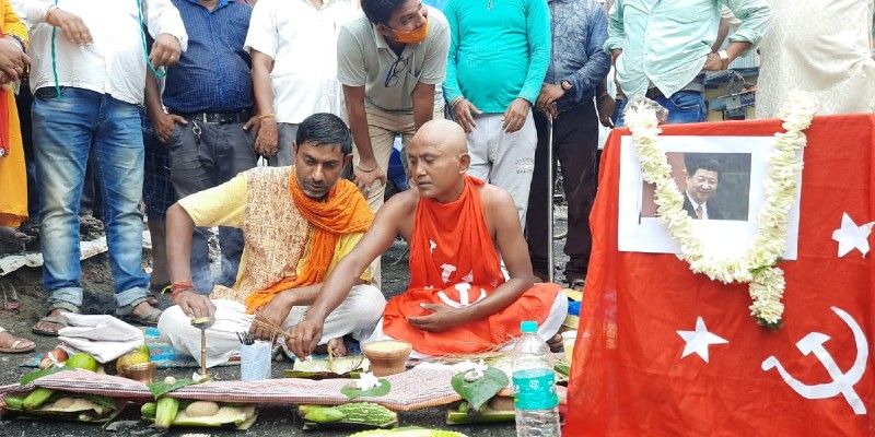 লালফৌজের হামলায় রক্ত ঝরল সীমান্তে। লাদাখে সংঘর্ষে প্রাণ হারিয়েছেন ভারতীয় সেনার কমপক্ষে ২০ জন জওয়ান। শহিদ হয়েছেন এ রাজ্যের দু'জনও।
