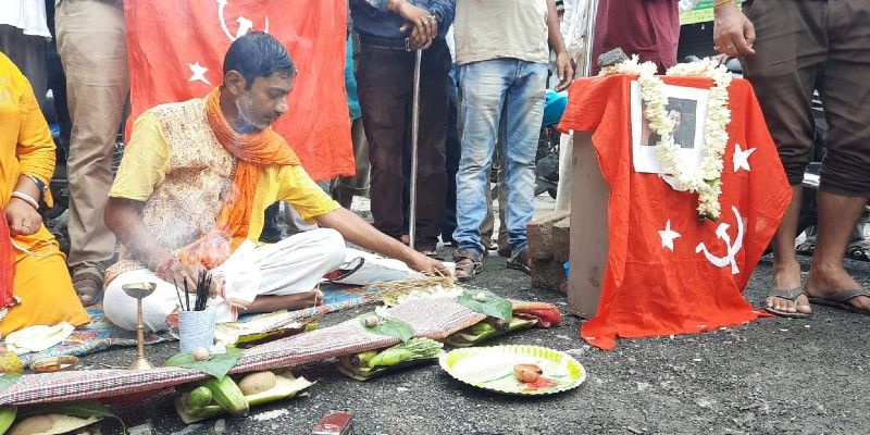 চিনের বিরুদ্ধে ক্ষোভ ফুঁসছে গোটা দেশ। দেশের বিভিন্ন প্রান্তে রাস্তায় নেমেছেন সাধারণ মানুষ। চিনে উৎপাদিত সামগ্রী বয়কটের ডাক দিয়েছেন বিক্ষোভকারীরা।