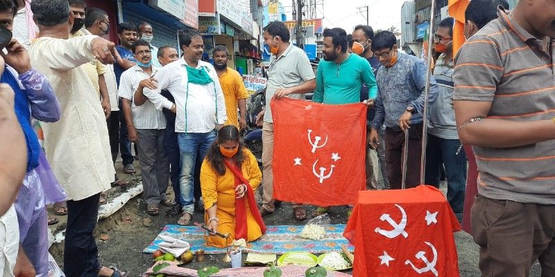 সেই বিক্ষোভের আঁচ পৌঁছে গিয়েছে উত্তর দিনাজপুরের রায়গঞ্জেও। শহরের ঘড়িমোড়ে শুক্রবার রীতিমতো পুরোহিত ডেকে চিনের প্রেসিডেন্টের শ্রাদ্ধানুষ্ঠানের আয়োজন করল বিজেপি। রীতি মেনে নেড়া হলেন দলের এক নেতা।