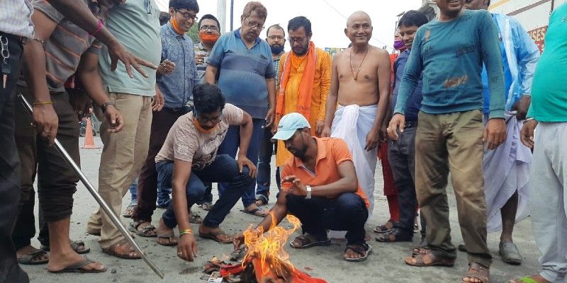 চিনা সামগ্রী বর্জনের দাবিতে মোবাইল রাস্তায় ফেলে দিলেন বিক্ষোভকারীরা। সাধারণ মানুষের কাছে দেশে তৈরি সামগ্রী ব্যবহারের আবেদন জানিয়েছেন বিজেপি উত্তর দিনাজপুর জেলার সভাপতি বিশ্বজিৎ লাহিড়ি।