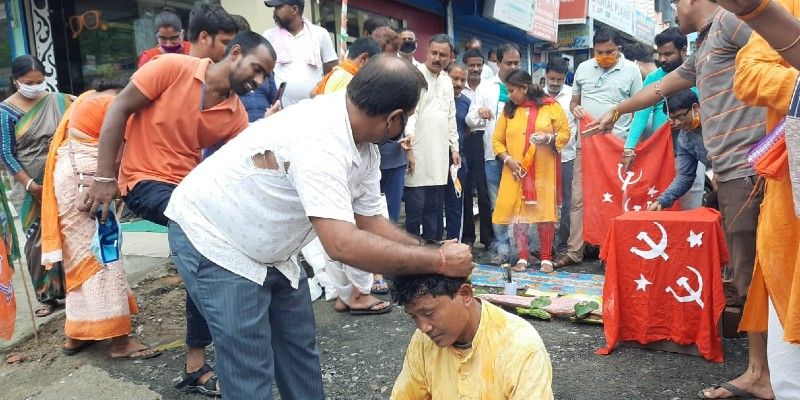 এর আগে বুধবার চিনের অন্যায় হামলার প্রতিবাদে রায়গঞ্জে জাতীয় সড়কে টায়ার জ্বালিয়ে বিক্ষোভ দেখান ভারতীয় বিদ্যার্থীর পরিষদের সদস্যরা।