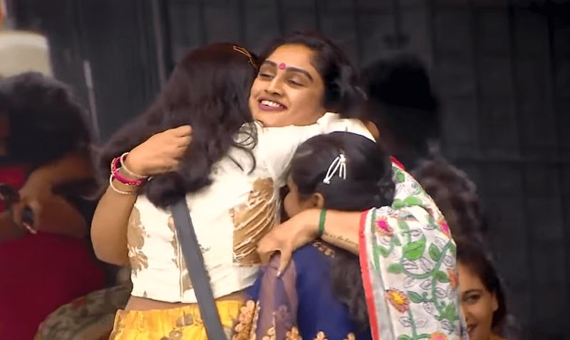 பிரபல தொழிலதிபரும், நடிகருமான ஆகாஷை திருமணம் செய்து கொண்ட இவர், ஒரு சில வருடங்களிலேயே கணவரை விட்டு பிரிந்தார். இதை தொடர்ந்து ஆனந்த் ராஜன் என்பவரை திருமணம் செய்து கொண்டு, குழந்தைகள் ஒரு மகள் பிறந்த பின் அவரை விட்டும் பிரிந்தார்.
