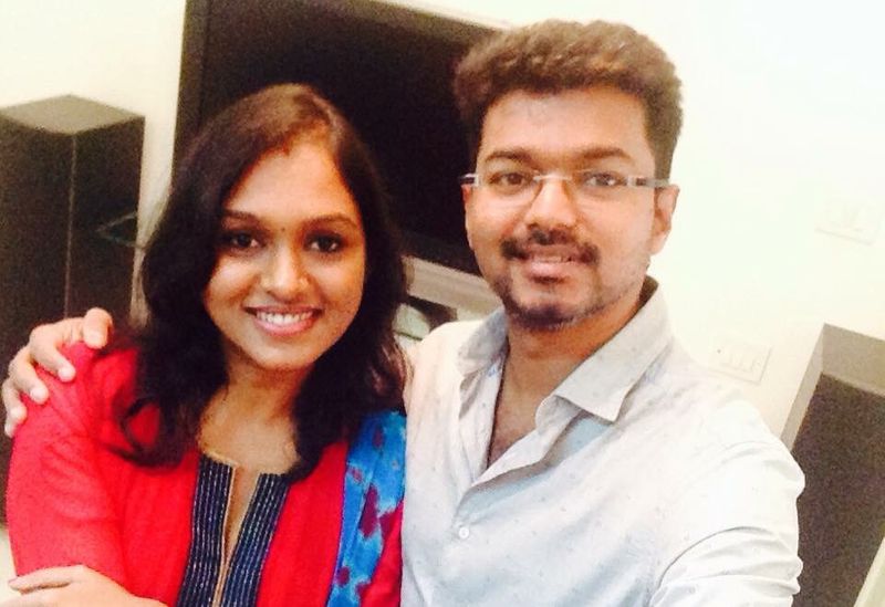 தன்னுடைய முறை மாமா என்கிற உரிமையில் என்ன நெருக்கமா, தளபதி விஜய்யுடன் போஸ் கொடுக்குறாங்க பல்லவி 