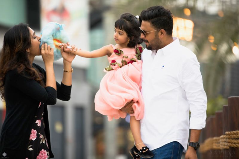 கணவர் குழந்தையுடன் கியூட் போட்டோ...