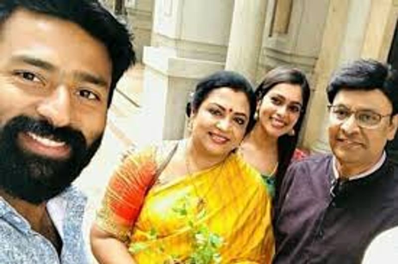 சாந்தனு அப்பா , அம்மா மனைவியுடன் செலஃயி எடுத்த இன்ஸ்டாகிராமில் பகிர்ந்தன 